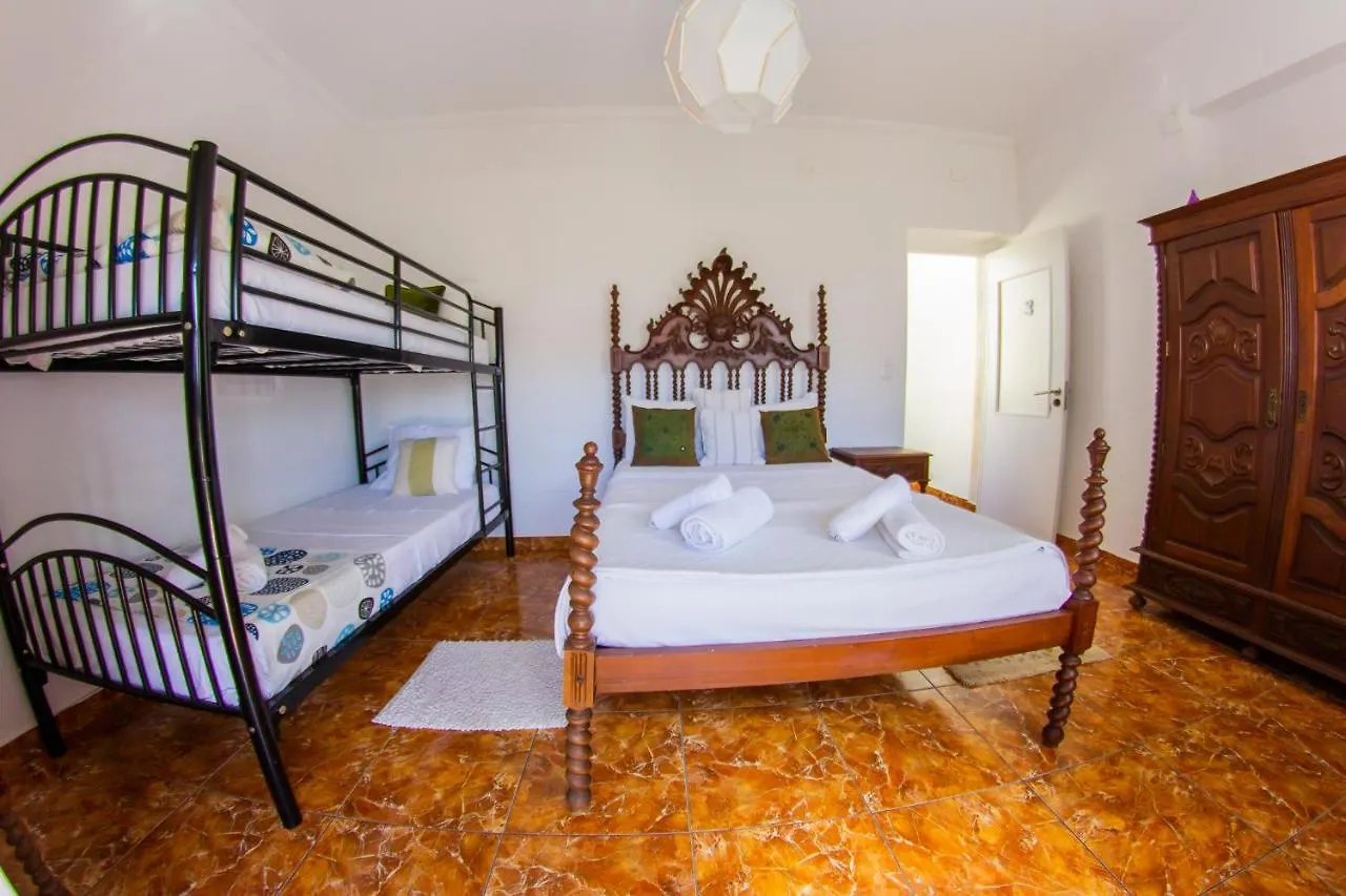 Lar Dois Coracoes Hostel Alges 0*,  Portugal
