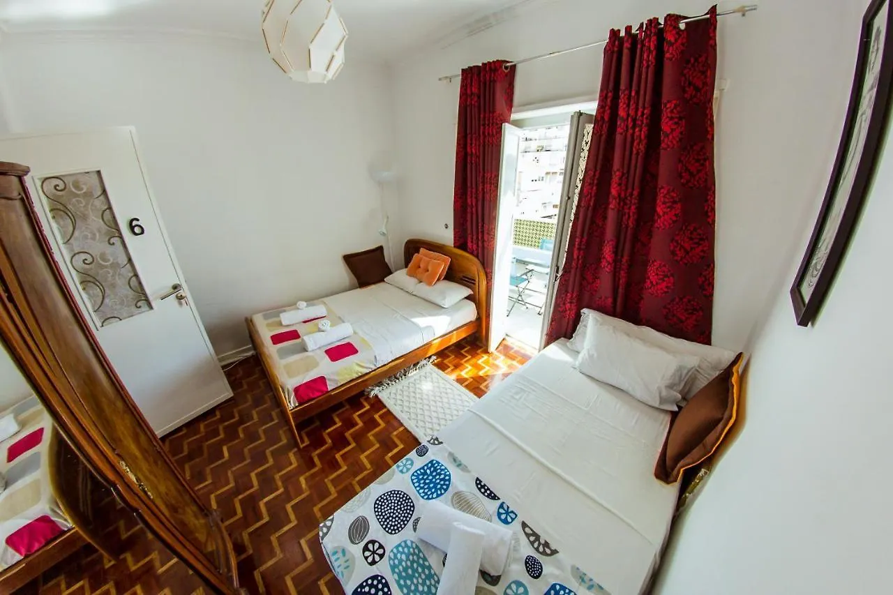 Lar Dois Coracoes Hostel Alges 0*,