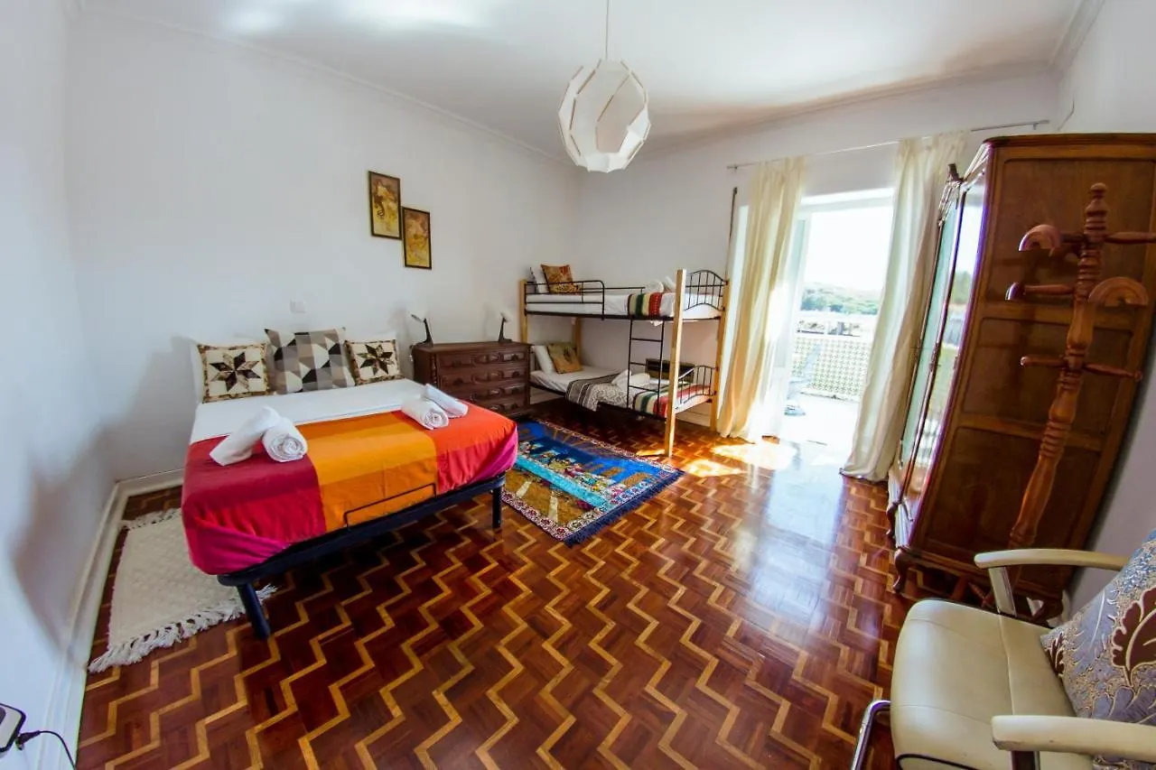 Lar Dois Coracoes Hostel Alges Portugal
