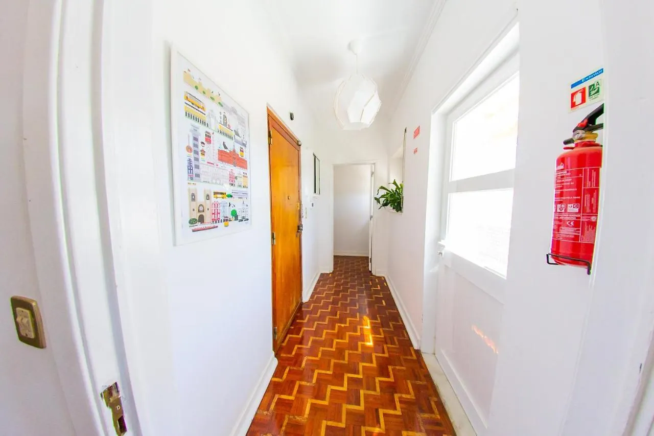 Lar Dois Coracoes Hostel Alges Portugal