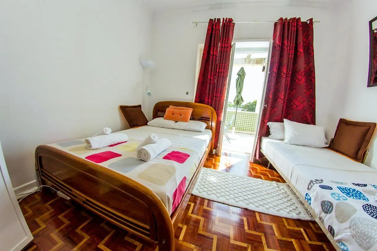 Lar Dois Coracoes Hostel Alges 0*,  Portugal