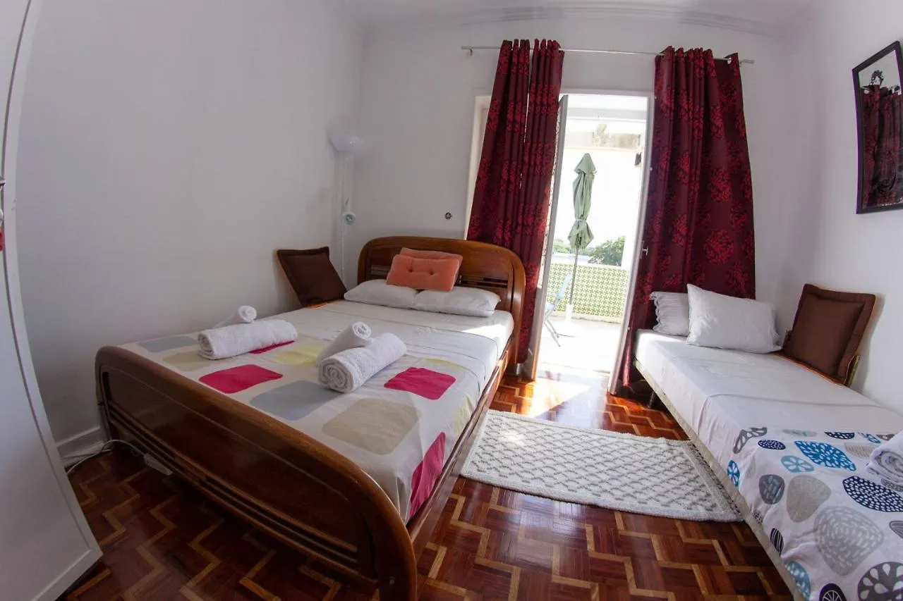 Lar Dois Coracoes Hostel Alges
